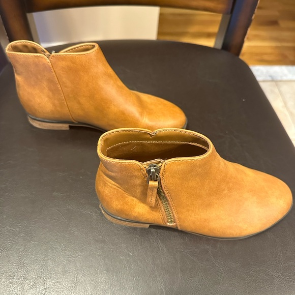 Girls Cat & Jack boots Size 2 - Picture 2 of 5